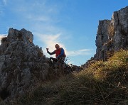 54 Saliamo tra i roccioni baciati dal sole 